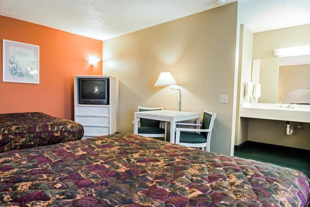 Rodeway Inn & Suites Хейнс Сити Екстериор снимка